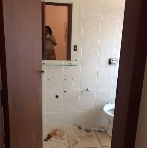 Antes: Banheiro com acabamentos simples antes da reforma