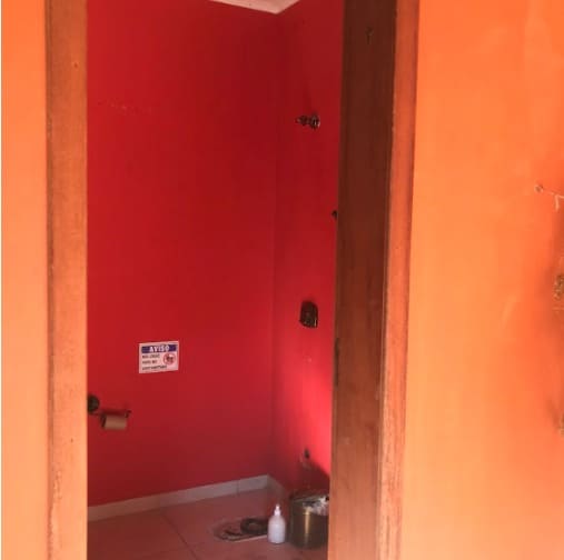 Antes: Banheiro externo simples antes do home staging