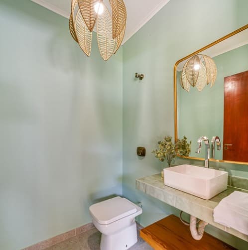 Depois: Banheiro externo com bancada e acabamento atualizado