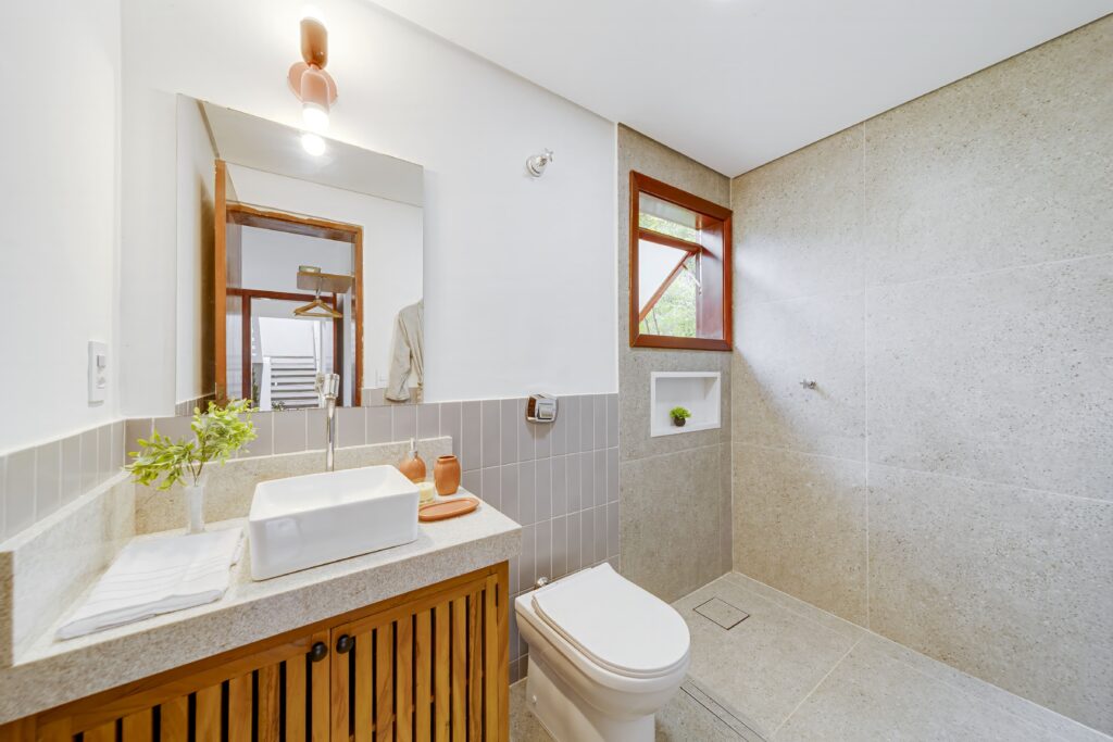 Depois: Banheiro com novos revestimentos após atualização