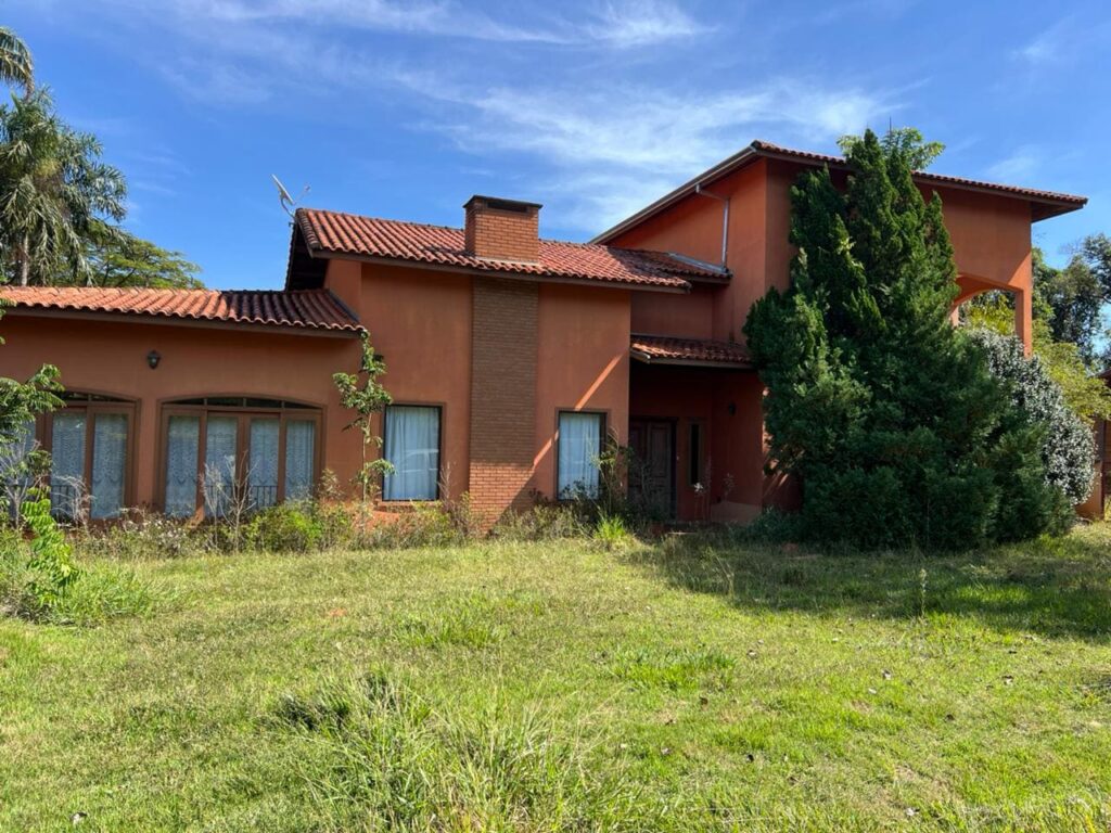 Antes: Fachada de casa antes do home staging no Ninho Verde II – imóvel residencial